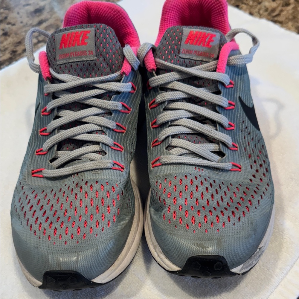 Nike Women's Athletic Shoes in Gray and Pink